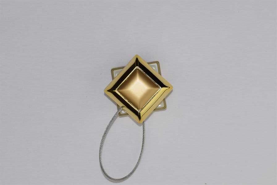 Магнит с тросиком квадрат.зол. бл.+мат.